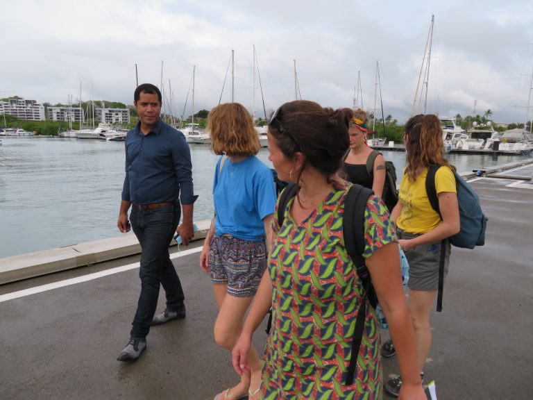 Visite du site de l’Étang Z’Abricots avec Yannis LABEAU (à gauche) et Astrid ABEL (au premier plan, animatrice du réseau régional LIFE ARTISAN Antilles-Guyane)