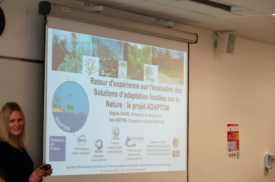 Virginie Duvat (professeure de géographie) présentant le projet ADAPTOM à l’occasion de la Journée d’Etude sur les solutions fondées sur la Nature. (Crédit : Hatton I., 2022)